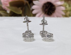 Boucles d'oreilles pendantes pour femmes avec diamants de laboratoire ronds et en forme de poire de 2 carats, en or blanc massif 14 carats, serties halo. - Product Image 5