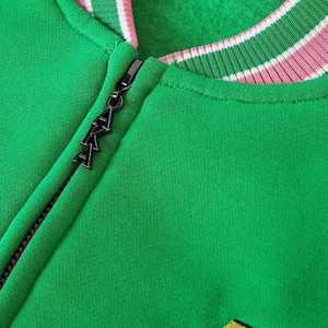 Chaqueta universitaria AKA Green Fleece unisex con bordado de chenilla rosa, estilo griego, de algodón premium con cremallera, estilo urbano. - Product Image 3