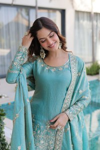 Estilo Kashmirí, Próximamente en Venta: Diseños de Salwar Kameez Pakistaníes con Bordado en Ambos Lados, Especiales para el Mes de Eid/Ramzan, Últimos Modelos para Venta en Línea - Product Image 5