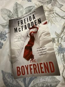 The Boyfriend de Freida McFadden, livre broché - Roman pour adultes, histoire d'amour et de suspenteur - Product Image 4