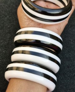 Bracelet en résine blanche et noire de qualité supérieure, léger, confortable à porter, artistique, élégant, couleur personnalisée Angel - Product Image 2