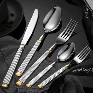 ชุดช้อนส้อมมีดสแตนเลสหรูหรา ดีไซน์ทันสมัย ทนทาน เป็นมิตรกับสิ่งแวดล้อม ด้ามจับสีเงินสีทอง ชุดอุปกรณ์รับประทานอาหารสุดหรู - Product Image 3