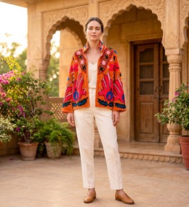 Chaqueta de terciopelo Suzani hecha a mano de lujo para mujer, abrigo artesanal floral bordado estilo bohemio, ideal para festivales. - Product Image 1