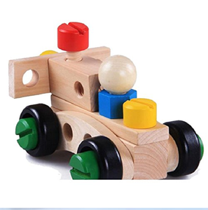 Plan close-up d'une voiture de course robuste en bois. Facile à assembler avec de gros boulons. Disponible aux prix de gros. - Product Image 1