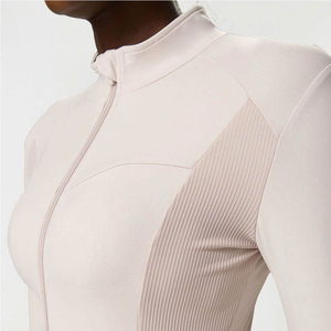 Conjunto de Yoga para Mujer de Dos Piezas, por Encima de la Rodilla, de Lona Sólida, Transpirable, de Secado Rápido, Ropa Deportiva de Diseño Moderno - Product Image 3