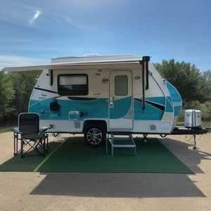 Roulotte de voyage respirante à carreaux bleu sarcelle et blanc avec auvent et tapis extérieur pour le camping - Product Image 1