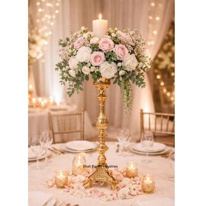 Nuevo centro de mesa decorativo para bodas, portavelas dorado sobre base de trípode con diseño en relieve, soporte para flores - Product Image 4