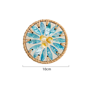 Sous-verre artisanal en rotin d'Asie du Sud-Est avec coquillages colorés, support isolant naturel en nacre - Product Image 2