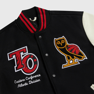 Chaqueta Varsity de los Toronto Raptors, Negra y Crema, con Logotipo de Búho Bordado, Estilo Preppy, Conferencia Oriental, División Atlántica - Product Image 3