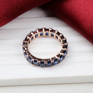 Vente en gros de bagues éternité en argent sterling 925 massif plaqué or rose avec zircone cubique bleue taille émeraude, bijoux fins Memoria Jewels - Product Image 4