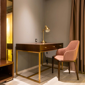 Escritorio Moderno Rectangular de Madera con Marco Dorado, Cama King Size, Otomana de Terciopelo, Silla Rosa - Muebles de Dormitorio de Hotel, Diseño Contemporáneo - Product Image 1