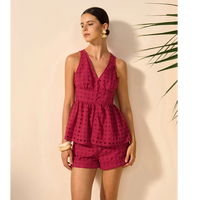 Ensemble coordonné haut peplum à œillets fuchsia et short ajusté pour femme