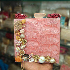 Nuevo Bolso de Mano Moderno y Elegante de Resina Impermeable para Fiestas, Bodas y Eventos, Disponible a Precio Especial desde India por MULTI CRAFT - Product Image 1