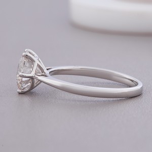 Anillo Solitario de Diamante Cultivado en Laboratorio con Corte Redondo Certificado por IGI en Oro de 14K con Engaste Clásico de Puntas, Joyería Fina Personalizada - Product Image 2