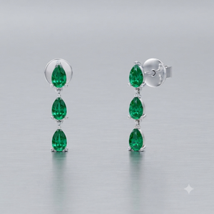 Boucles d'oreilles pendantes classiques en argent 925 avec émeraudes de laboratoire taille poire serties griffes pour femme, idéales au quotidien - Product Image 1