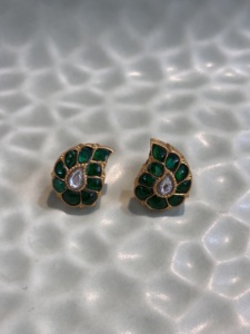 Pendientes de flor chapados en oro vintage con piedra doble verde para mujer, para uso diario, fiestas, festivales y regalos. - Product Image 4