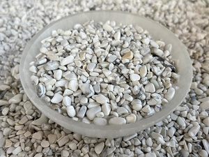 Vente en gros de gravier de cristal d'howlite poli et gravé de 3-5 mm, pierre de guérison en vrac pour la décoration intérieure et les fêtes chez Amayra Crystals Exports - Product Image 3