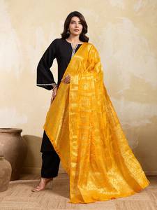 Dupatta de Tafetán de Seda con Diseño Bandhej y Elegante Borde Dorado Zari para Uso Festivo - Product Image 3