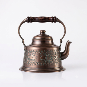 Bouilloire à thé chinoise en métal au look traditionnel avec poignée et couvercle en bois, design martelé noir pour la cuisine - Product Image 3