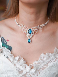 สร้อยคอทำมือแบบมาคราเม่ จี้มุกน้ำจืด ลูกไม้สีขาว ปรับได้ ทันสมัย สไตล์โบโฮ เครื่องประดับบำบัดรักษาแบบพุทธศาสนา HARI OM CREATIONS - Product Image 4