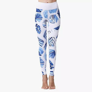 Ensemble de yoga imprimé feuilles bleues, legging taille haute et crop top, 2 pièces, en Spandex et Polyester, respirant, dos nageur, sans couture - Product Image 2
