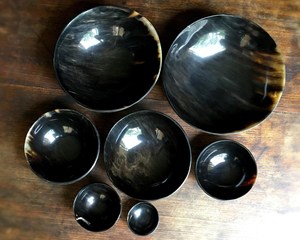 Ensemble de bols en corne de buffle naturelle gravée, faits à la main, style viking, écologiques, légers, pour servir des salades, style médiéval vintage - Product Image 3