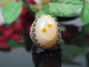 Exquisito anillo afgano Kuchi con trabajo de espejo, centro de cristal rojo vibrante, bordes detallados con alambre y plata antigua. - Product Image 3