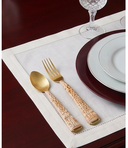 Juego de cubiertos bohemios con mangos de bambú tejido, acabado en oro mate, aptos para lavavajillas, para uso en mesas de boda. - Product Image 4