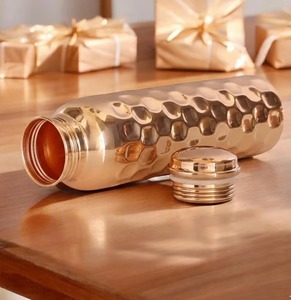 Bouteille d'eau en cuivre pur à 100 %, élégante, en métal, avec couvercle, anti-fuite, aux bienfaits ayurvédiques pour la santé, vente en gros - Product Image 1