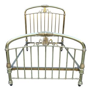 Cadre de lit en laiton de fabrication artisanale pour intérieurs élégants, doté d'une structure robuste, d'un design décoratif et d'un confort de sommeil. - Product Image 5