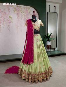 ชุดแต่งงานคุณภาพพรีเมียม ผ้าจอร์เจตต์ลายดาว ประดับด้วยงานปักดิ้นทอง-เลื่อม-ผ้าเรชม-ลายบุตติ-ลายอาร์ก้า  ชุดเลเฮนกา-โชลี จากซัพพลายเออร์อินเดีย - Product Image 2