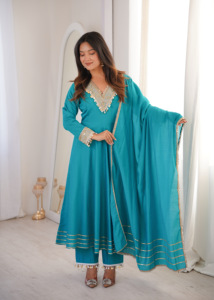 Ensemble Anarkali Roman Signature avec col brodé, pantalon évasé coordonné de quatre mètres et dupatta en dentelle pour femme - Product Image 4