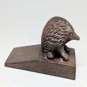 Tope de puerta de hierro fundido Echidna, estilo cabaña, con diseño de animal australiano, antideslizante y fiable para la parte inferior de la puerta - Product Image 1