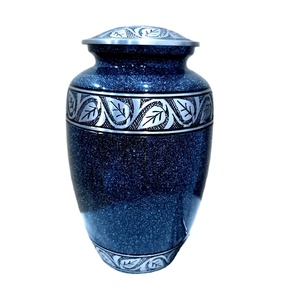 Des urnes exquises de style américain présentent une collection extrêmement allongée d'artefacts intemporels - Product Image 1