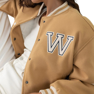 Service OEM ODM – Nouvelle veste universitaire pour femme 2026 avec logo lettre W, manches longues, col rabattu, tenue d'automne avec pantalon blanc - Product Image 5