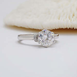 Anillo de Compromiso Moderno con Moissanita de Corte Brillante de 2 Quilates, Engaste Oculto Tipo Cesta, Plata de Ley 925, para Fiestas, Bodas y Aniversarios - Product Image 3