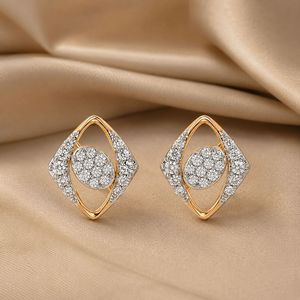 Boucles d'oreilles clous géométriques ovales en or jaune avec diamants de laboratoire - Product Image 2