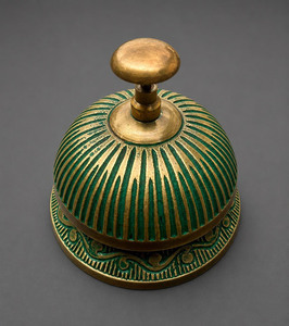 Campana de escritorio antigua de latón con acabado verde, campana de servicio redonda para mostrador, campana de recepción vintage para hotel u oficina - Product Image 2