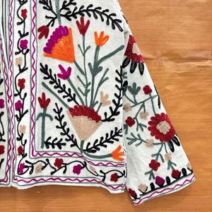 เสื้อแจ็คเก็ตผู้หญิงปักลายโบโฮ ผ้าขนสัตว์ผสม งานฝีมือลายดอกไม้ เสื้อโค้ทฤดูหนาวสไตล์ชาติพันธุ์  งานปักลายสไตล์วินเทจ - Product Image 4