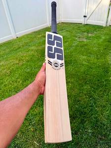 Batte de cricket en saule anglais à manche court, édition limitée SS - Product Image 1