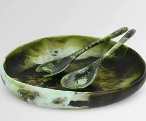 Assiette décorative artisanale en résine verte, effet artisanal, assiette de service de luxe, centre de table moderne, décoration intérieure pour la salle à manger - Product Image 1
