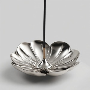 Porte-encens élégant en métal avec un design artistique incurvé pour les studios de yoga, les espaces de méditation et la décoration intérieure de luxe - Product Image 3