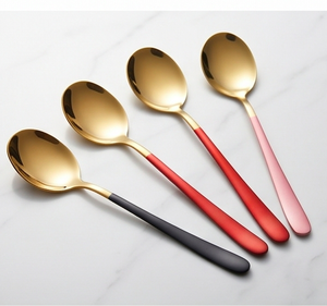 Juego de cucharas doradas con mango de color, elementos vibrantes para la mesa, ideales para hogares modernos, decoración de bodas o cajas de regalo. - Product Image 4