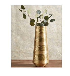Vase à fleurs en métal sophistiqué conçu pour la décoration intérieure haut de gamme et une présentation florale élégante - Product Image 4