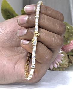 กำไลข้อมือเพชรทรงกลมและทรงบาแกตต์ 6.75 กะรัต เพชรเลี้ยงในห้องปฏิบัติการ ของขวัญแต่งงานสำหรับผู้หญิง กำไลทองคำแท้ 14k สีเหลือง - Product Image 2