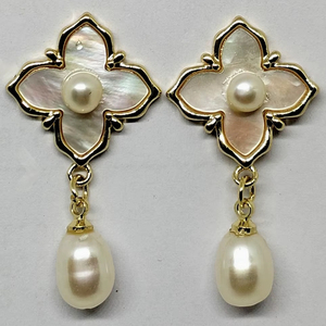 Boucles d'oreilles pendantes en perles d'eau douce, trèfle en nacre, plaqué or, bijoux anti-ternissement, fabricant et fournisseur en gros - Product Image 5