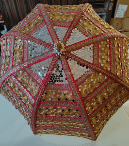 Parapluie indien traditionnel fait main en soie Gota Patti, design Art Déco, pliable, 24 pouces, poignée en métal, ouverture manuelle - Product Image 1