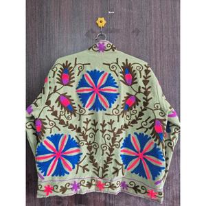 Chaqueta de terciopelo reversible de lujo con bordado floral bohemio Suzani, hecha a mano, vintage, ecológica, para mujer, de invierno - Product Image 3