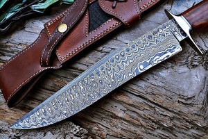Cuchillo Bowie Artesanal para Camping en Acero de Damasco con Mango de Madera de Nogal y Funda de Cuero - Product Image 4