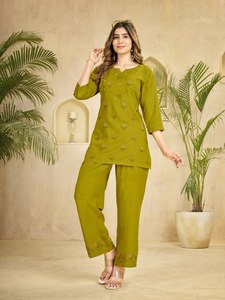 Elegante Conjunto de Dos Piezas Bordado para Mujer con Trabajo a Mano y Pantalones de Corte Recto |   Fabricante de Ropa OEM - Product Image 1